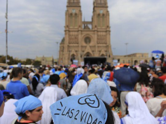 Misa. Frente a la Basílica de Luján, ayer el mediodía, una multitud participó de la Misa por las Mujeres y la Vida.
