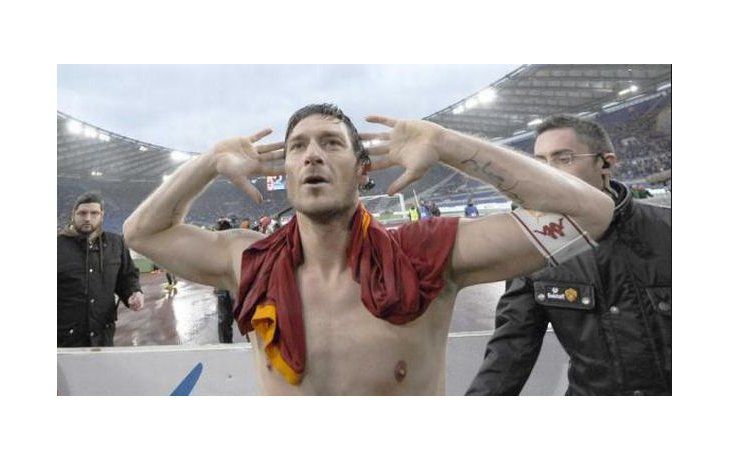 Francesco Totti pidió más visibilidad para el fútbol femenino.