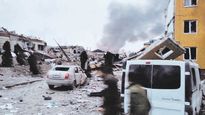 DEVASTACIÓN. Humo y escombros fue el resultado del ataque ruso de ayer contra la base militar de Yavoriv, en el oeste de Ucrania. Las instalaciones eran clave para la llegada de ayuda militar de la OTAN.