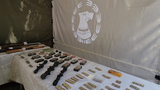 Efectivos secuestraron fusiles, pistolas, escopetas y cientos de cartuchos que estaban ocultos bajo tierra dentro de tachos plásticos. Efectivos secuestraron fusiles, pistolas, escopetas y cientos de cartuchos que estaban ocultos bajo tierra dentro de tachos plásticos.