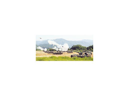 Corea del Sur llevó a cabo ayer los ejercicios militares que habían encendido la ira de su par comunista del Norte. En la foto, obuses autopropulsados disparan desde la localidad de Yeoncheon, al sur de Seúl.