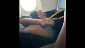 tension en un vuelo en eeuu: un pasajero intento forzar la cabina 