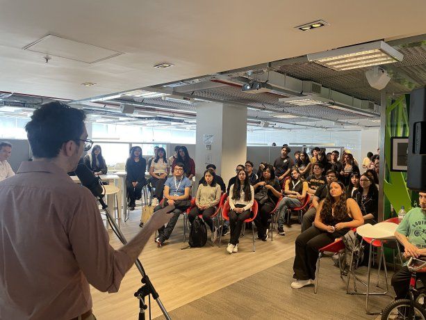 El programa se enfoca en jóvenes de contextos socio-económicos vulnerables.