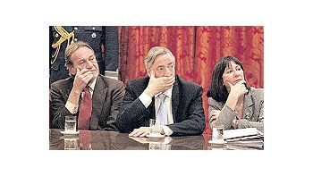 El presidente Néstor Kirchner escucha la presentación del Plan Ganadero, ayer, en la CasaRosada, acompañado por la ministra de Economía, Felisa Miceli, entre otros funcionarios.
