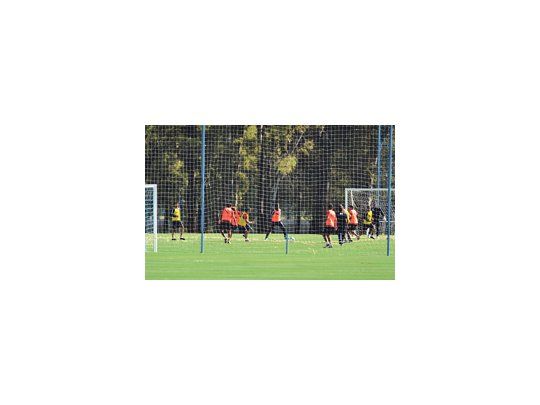 El plantel de Independiente se entrenó a puerta cerrada. Luego del trabajo  hubo una reunión entre directivos, cuerpo técnico y jugadores con el fin de unir fuerzas  para salir de este presente negativo.
