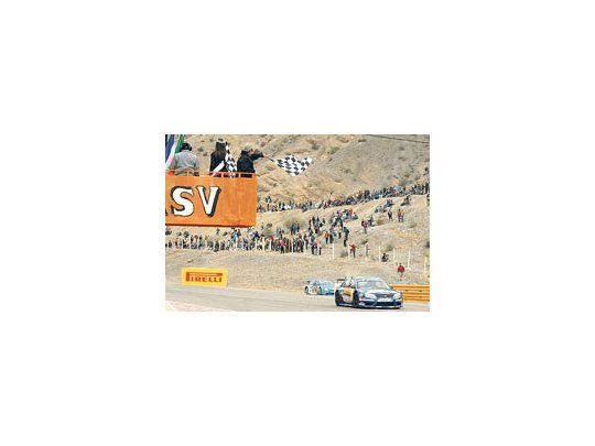 El Mondeo de Top Race de José María «Pechito» López recibe la bandera a cuadros.
