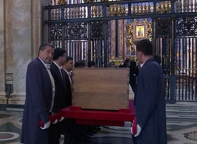 La despedida al papa Francisco vivió momentos de oración en otros idiomas, entre los que se destacó el chino. La despedida al papa Francisco vivió momentos de oración en otros idiomas, entre los que se destacó el chino.