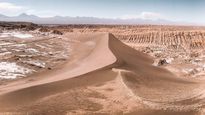 El Desierto de Atacama es el lugar más árido del mundo y el sitio elegido por las grandes multinacionales textiles de Estados Unidos, Europa y Asia para descartar sus desechos.&nbsp;