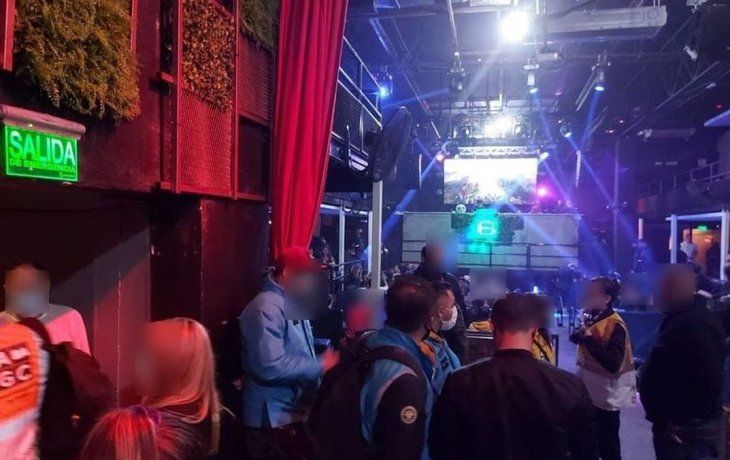 Fiestas clandestinas: pegan stickers en las cámaras de los celulares para evitar que se filtren fotos