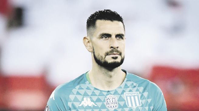 infiltrado. Jugaría hoy Arias para ser titular en Racing esta noche.