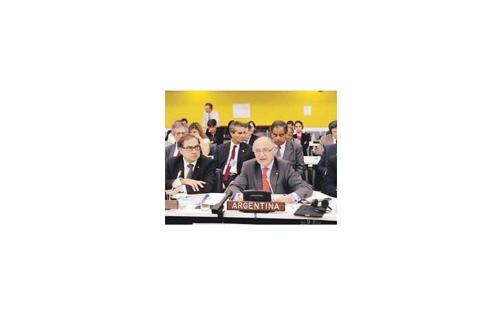 ámbito.com | La delegación argentina logró ayer en Nueva York una nueva intimación de la ONU a Gran Bretaña para iniciar negociaciones con el país sobre la soberanía de las usurpadas islas Malvinas. En la foto, Héctor Timerman, acompañado por el embajador Jorge Argüel
