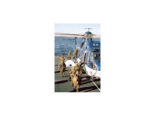 Un amplio ejercicio militar realizaron las fuerzas británicas en las islas, con barcos, helicópteros y aviones.