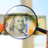 Cómo saber si un billete de dólar es verdadero o falso. Cómo saber si un billete de dólar es verdadero o falso.