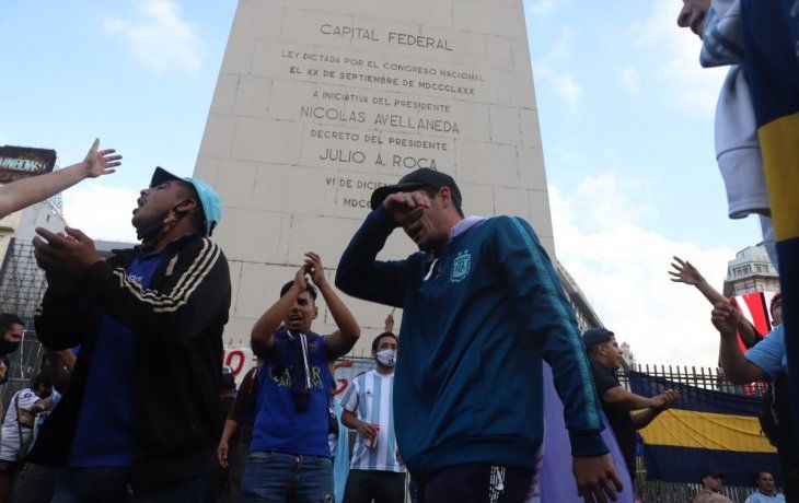de fiorito al obelisco, el homenaje espontaneo de los argentinos a su idolo