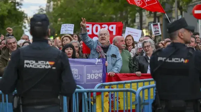 Simpatizantes de Pedro Sánchez se movilizaron para apoyarlo.