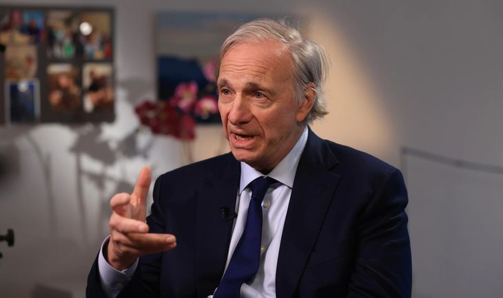 Ray Dalio fundó la mayor firma de fondos de cobertura del mundo. Ray Dalio fundó la mayor firma de fondos de cobertura del mundo.