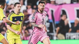 Acá y allá. La lesión de Messi preocupa en la Selección y en Inter Miami.