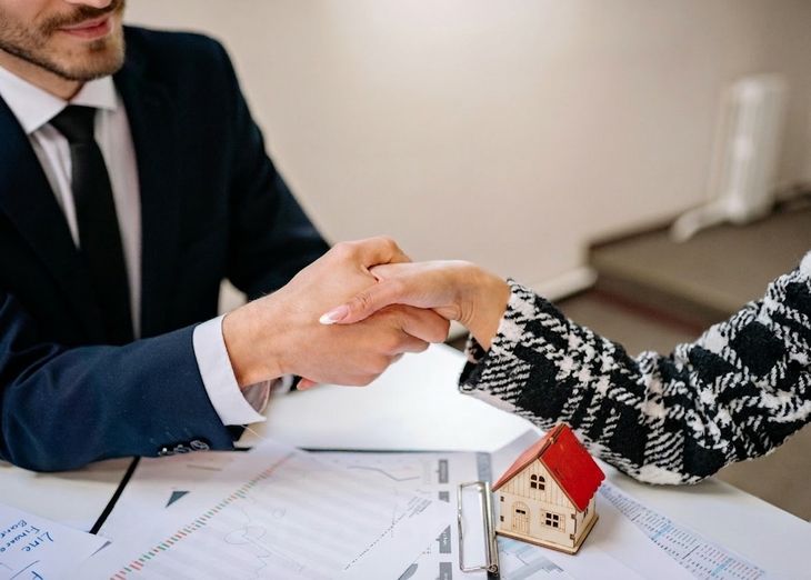 La firma de una compraventa inmobiliaria, una operación que el Gobierno busca simplificar con menos intermediación y trámites La firma de una compraventa inmobiliaria, una operación que el Gobierno busca simplificar con menos intermediación y trámites