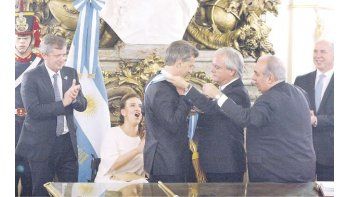 Federico Pinedo cuidó ayer al milímetro los gestos en la puesta de la banda presidencial a Mauricio Macri y la entrega del bastón de mando. En medio de la euforia del Salón Blanco, Gabriela Michetti y Emilio Monzó  festejaban.Federico Pinedo cuidó ayer al milímetro los gestos en la puesta de la banda presidencial a Mauricio Macri y la entrega del bastón de mando. En medio de la euforia del Salón Blanco, Gabriela Michetti y Emilio Monzó  festejaban.Federico Pinedo cuidó ayer al milímetro los