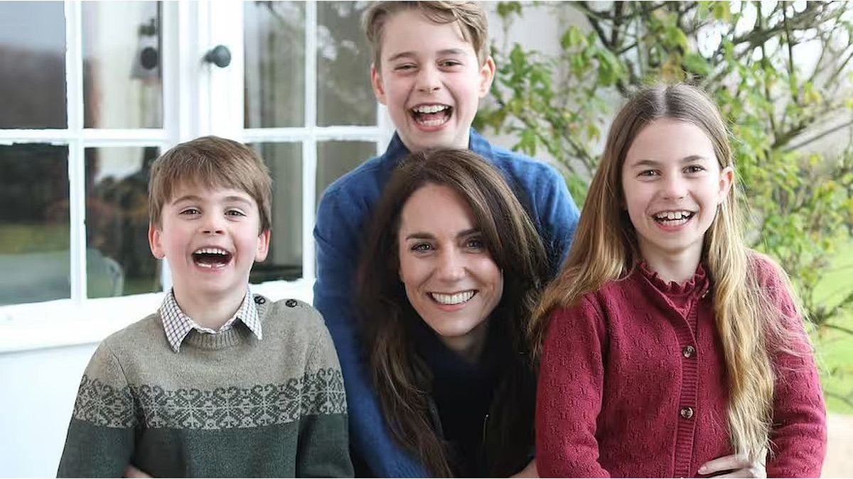The British monarchy publishes the first official image of Kate Middleton since her operation