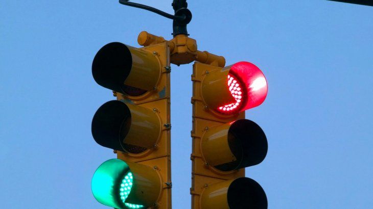 Las normas son como los semáforos, que no pueden frenar todos el tiempo a los autos, pero lo hacen en lugares clave para evitar el caos. 