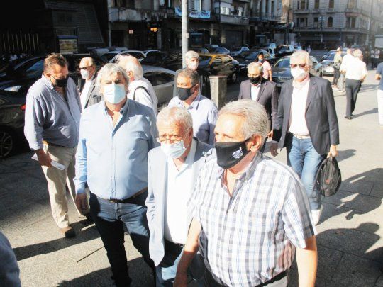 En grupo. Carlos Acuña, uno de los líderes de la CGT que se reunió ayer en Diputados con Sergio Massa, al arribar a la Cámara baja junto a otros sindicalistas.&nbsp;
