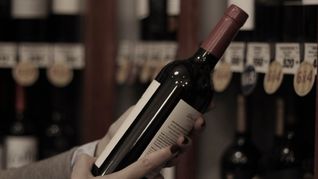 Por cada 100 pesos que factura una bodega, sólo le quedan limpios 7 pesos, tras cubrir los costos y pagar los impuestos, según informó Coviar.