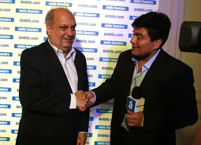 El titular de Medios y Contenidos Públicos, Hernán Lombardi, junto al periodista de ámbito.com Diego González.