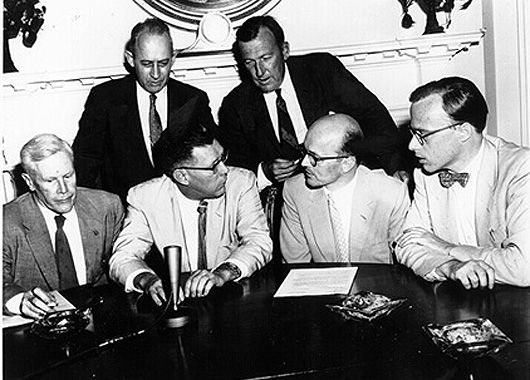 1955. EEUU anuncia su plan de construir y enviar el primer satélite artificial. Los soviéticos se adelantarían.