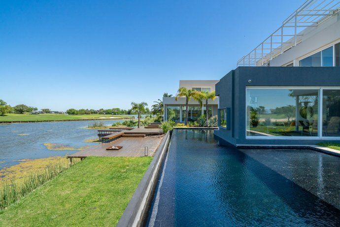 Con piscina infinita y salida al lago. Una casa sobre la Avenida del Golf, en Nordelta Con piscina infinita y salida al lago. Una casa sobre la Avenida del Golf, en Nordelta