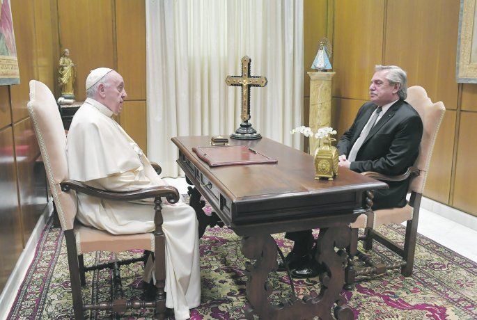 Cumbres. Ayer por la mañana Alberto Fernández se reunió durante 25 minutos con el Papa.