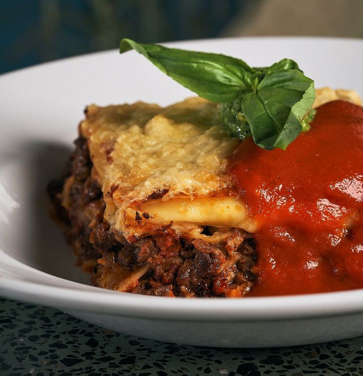 Elegance and flavor in Italian code: Ragú to wine, fine dough layers and a fusion of sauces that complete the dish. Elegance and flavor in Italian code: Ragú to wine, fine dough layers and a fusion of sauces that complete the dish.