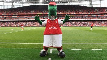 El Arsenal despidió a su mascota por recortes debido al coronavirus y Ozil decidió pagarle el sueldo para que se quede.