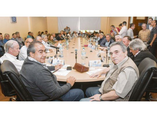 Compañeros. Héctor Daer y Juan Carlos Schmid encabezaron ayer la cumbre donde la CGT se despegó de la marcha de Pablo Moyano y avaló la reforma laboral.