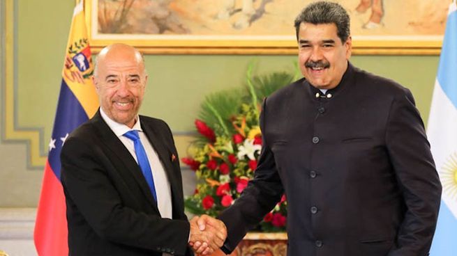 Nicolás Maduro junto al embajador argentino en Caracas, Oscar Laborde.