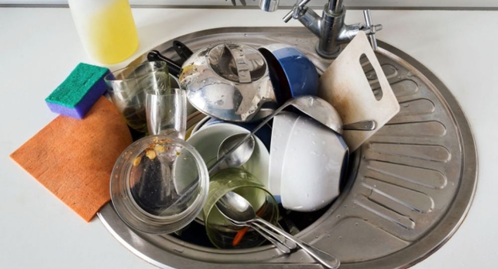 One of the main recommendations is to replace Teflon cookware with cast iron, stainless steel or ceramic cookware. One of the main recommendations is to replace Teflon cookware with cast iron, stainless steel or ceramic cookware.