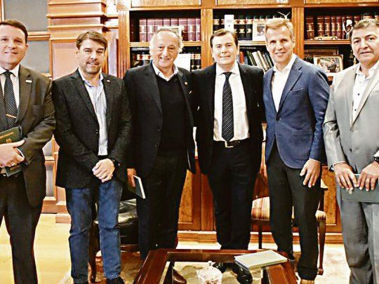 Coincidencias. Zamora recibió en su despacho de Casa de Gobierno al Martín Redrado, que llegó a Santiago en el marco de la Expo Santiago, para participar de una disertación organizada por la Unión Industrial local. El gobernador le obsequió al extitular del Banco Central una edición del libro Martín Fierro traducido al quichua por Sixto Palavecino.