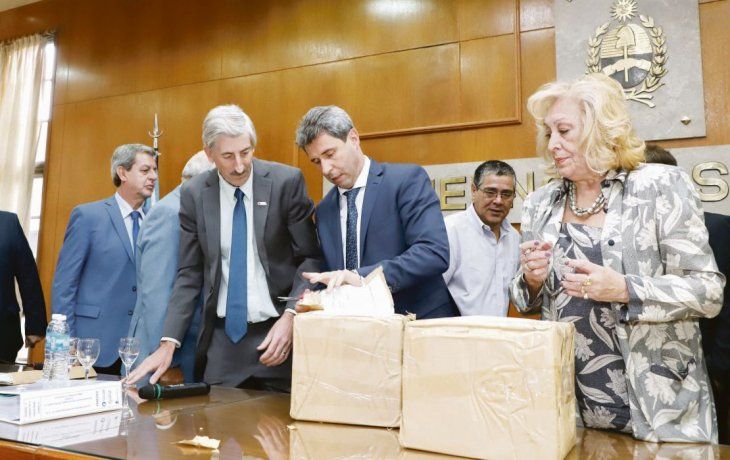 PASO. El gobernador Sergio Uñac durante la apertura de los sobres con las ofertas para la construcción del dique El Tambolar.