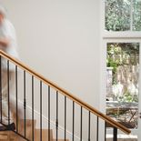 Una forma de mejorar las escaleras es agregar pequeñas decoraciones en los escalones. Una forma de mejorar las escaleras es agregar pequeñas decoraciones en los escalones.