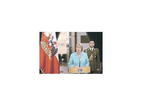 La presidenta chilena, Michelle Bachelet, realizó ayer su primera definición pública sobrela muerte de Augusto Pinochet. Descartó que ese hecho marque una nueva era política enel país.