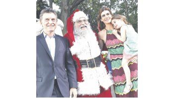 Mauricio Macri, durante sus vacaciones en La Angostura, firmó su cuarto DNU, promedio de 1 cada 5 días de mandato, en este caso para modificar la ley de medios y fusionar la AFSCA, donde ayer quiso entrar sin éxito Martín Sabbatella.