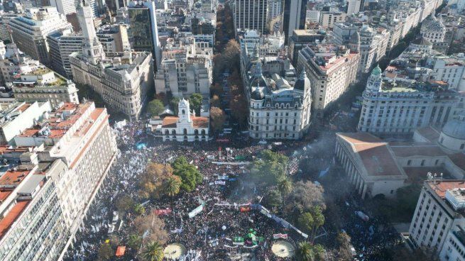 La vista de la Plaza de Mayo durante la marcha por Cristina Kirchner. 
