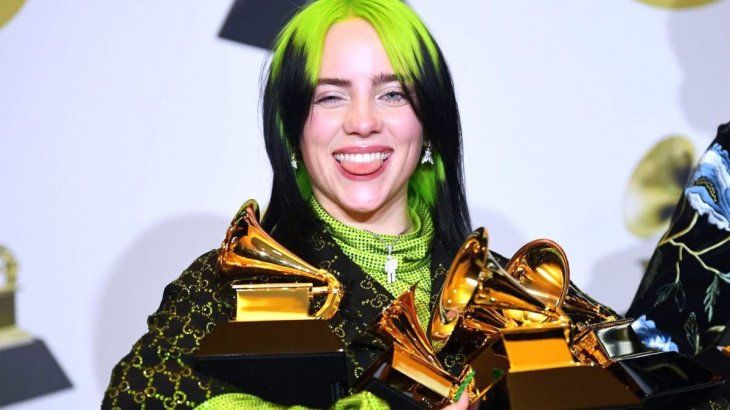 En los Grammys 2020, Billie Eilish ganando 5 premios en la noche.