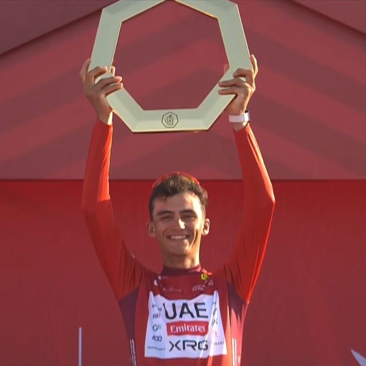 Isaac del Toro levanta el trofeo tras ganar el Uae Tour. El ciclista mexicano embolsó un importante premio económico, pero deberá repartirlo con el resto de su equipo. Isaac del Toro levanta el trofeo tras ganar el Uae Tour. El ciclista mexicano embolsó un importante premio económico, pero deberá repartirlo con el resto de su equipo.