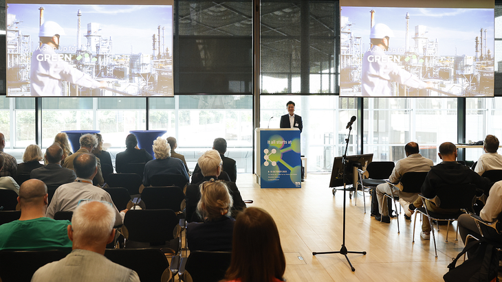 La última edición de la K de 2022 atrajo a 3.020 expositores de 59 países en aproximadamente 178.000 m² de superficie neta de exposición y a 177.486 visitantes profesionales, el 71 % de los cuales procedían del extranjero. La última edición de la K de 2022 atrajo a 3.020 expositores de 59 países en aproximadamente 178.000 m² de superficie neta de exposición y a 177.486 visitantes profesionales, el 71 % de los cuales procedían del extranjero.