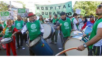 Trabajadores nucleados en ATE realizan la medida de fuerza por reclamos salariales y laborales