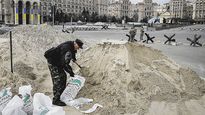 Aislada. Las principales calles de Kiev se llenaron de obstáculos antitanques y trincheras, mientras que miles de personas buscaban huir de la ciudad.