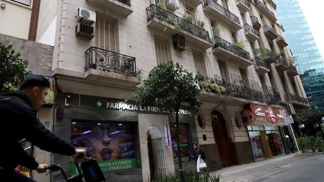 El histórico local de planta baja y el ingreso al edificio de estilo Beaux Arts francés forman parte de una de las cuadras más emblemáticas de la calle Esmeralda, tradicional circuito porteño de librerías anticuarias, mapas y primeras ediciones