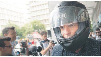 El ministro de Economía, Yanis Varufakis, llegando a su despacho ayer luego de trasladarse en su moto. Minutos después daría la orden de no girar el dinero del vencimiento al FMI.