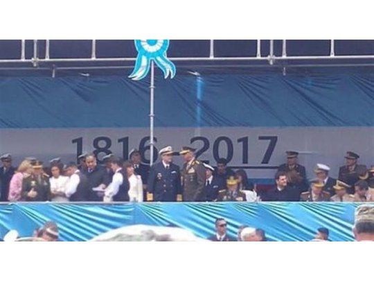 En el desfile del 25 de mayo en conmemoración del aniversario de la primera junta de Gobierno, se incluyó en el palco oficial una bandera argentina con la inscripción 1816-2017, cuando lo correcto hubiera sido 1810-2017.